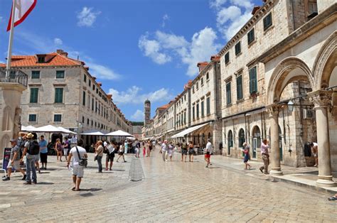 Kävely Dubrovnikin vanhan kaupungin kaduilla.